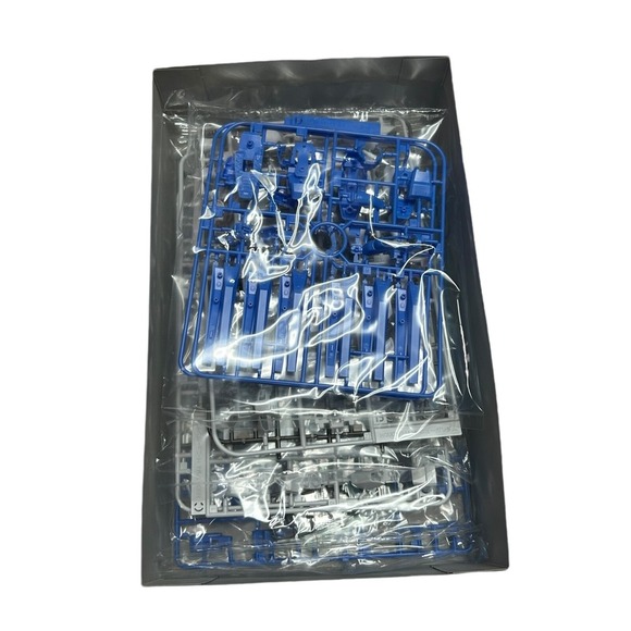 Bandai 1/144 Scale HGUC(095) HG Hi-Nu Gundam RX-93-v2 Hi-v Mobile Suit Model Kit - Picture 7 of 8